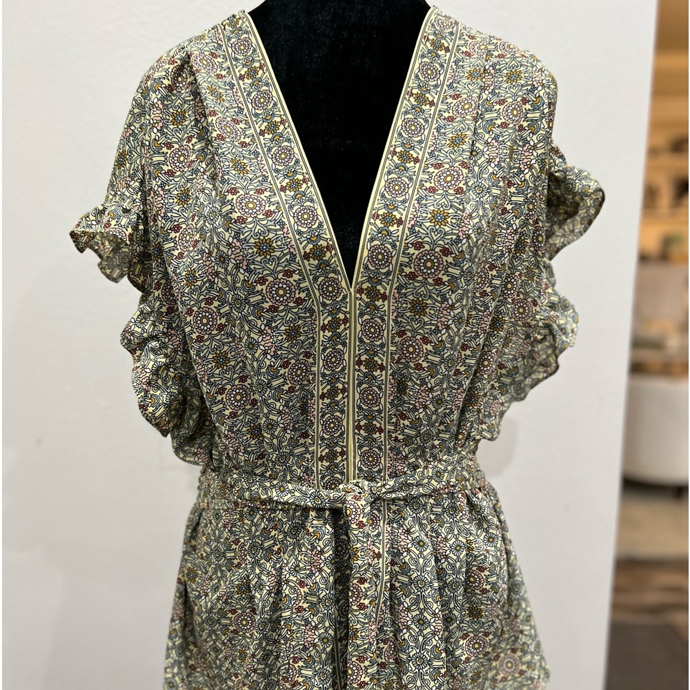Super cute, flattering to the waist top
